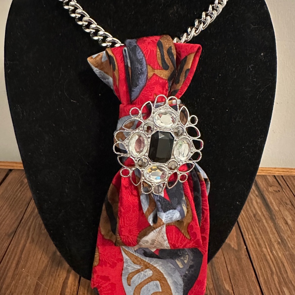 Tie Brooch neclace